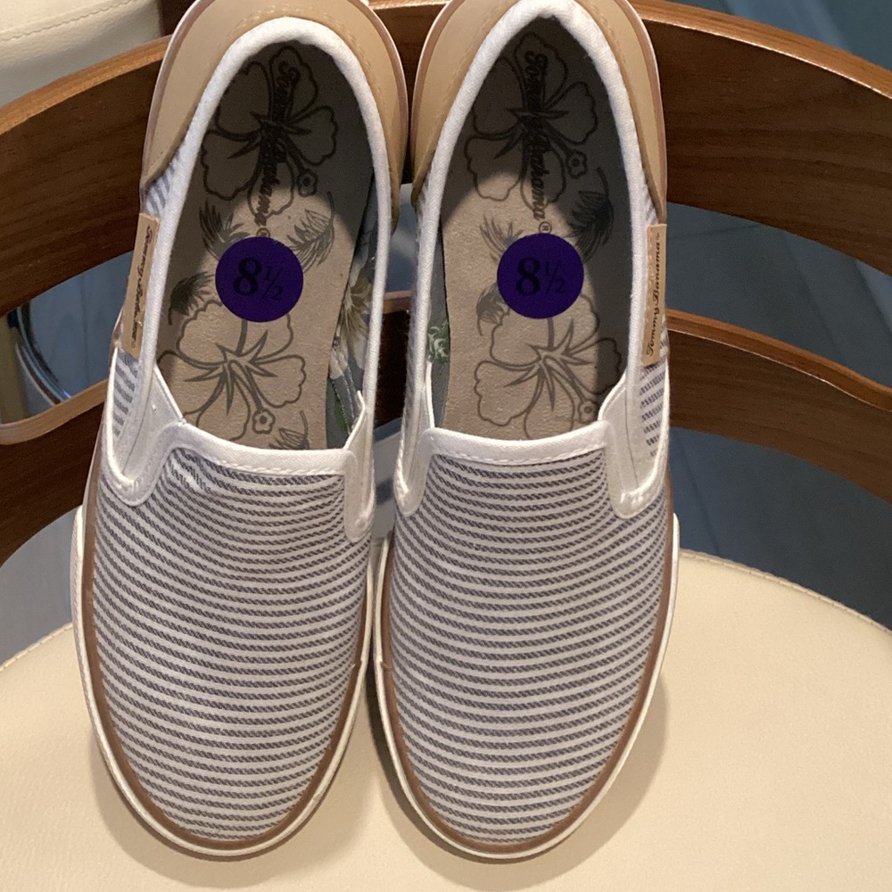 Tommy Bahama flat shoes,comfortable. Cleaning out my closet.Worn a few times.